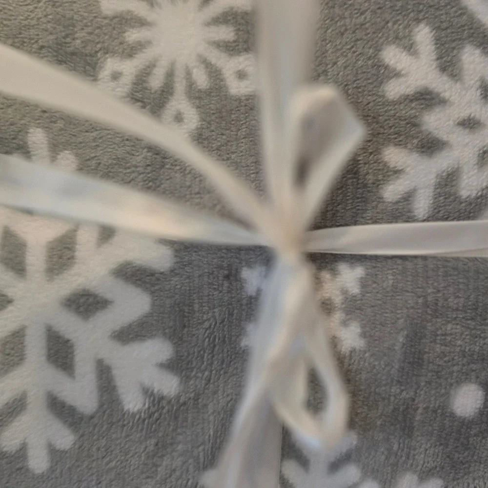Grey White Snowflake Plush Fleece Throw Blanket Holiday Winter Decor Gift NWT